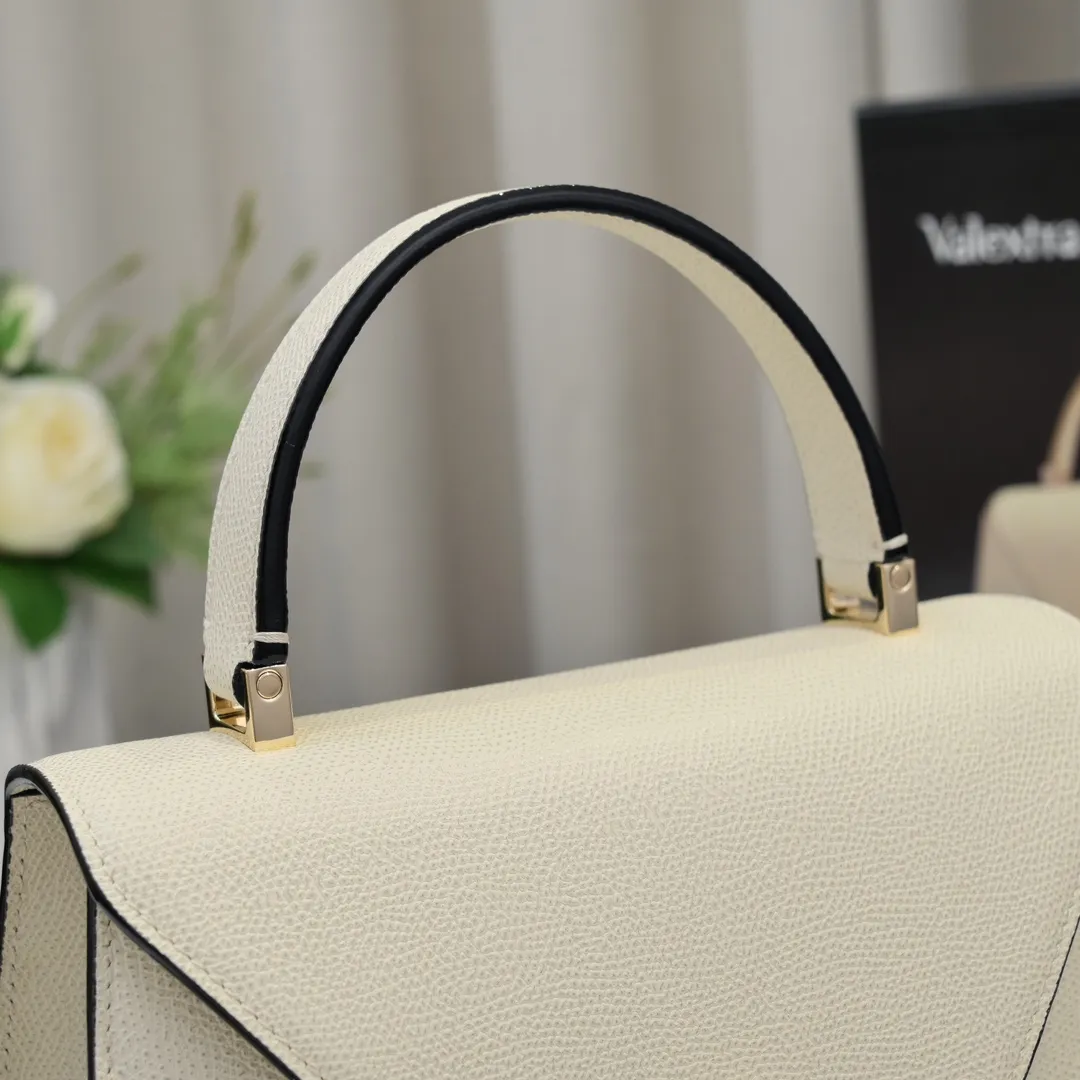 Valextra, the name of Italy's beloved horse, Iside is Val. One of extra's most iconic designs. There is no obvious logo, but the simple collective line design is very recognizable, full of architectural art, and shows a capable and intellectual style. It is made of imported palm-print lining cowhide, with up to five stitches of handwork, and the shiny oil edges test the skill of the craftsman. Large size: 26cm model 6627#